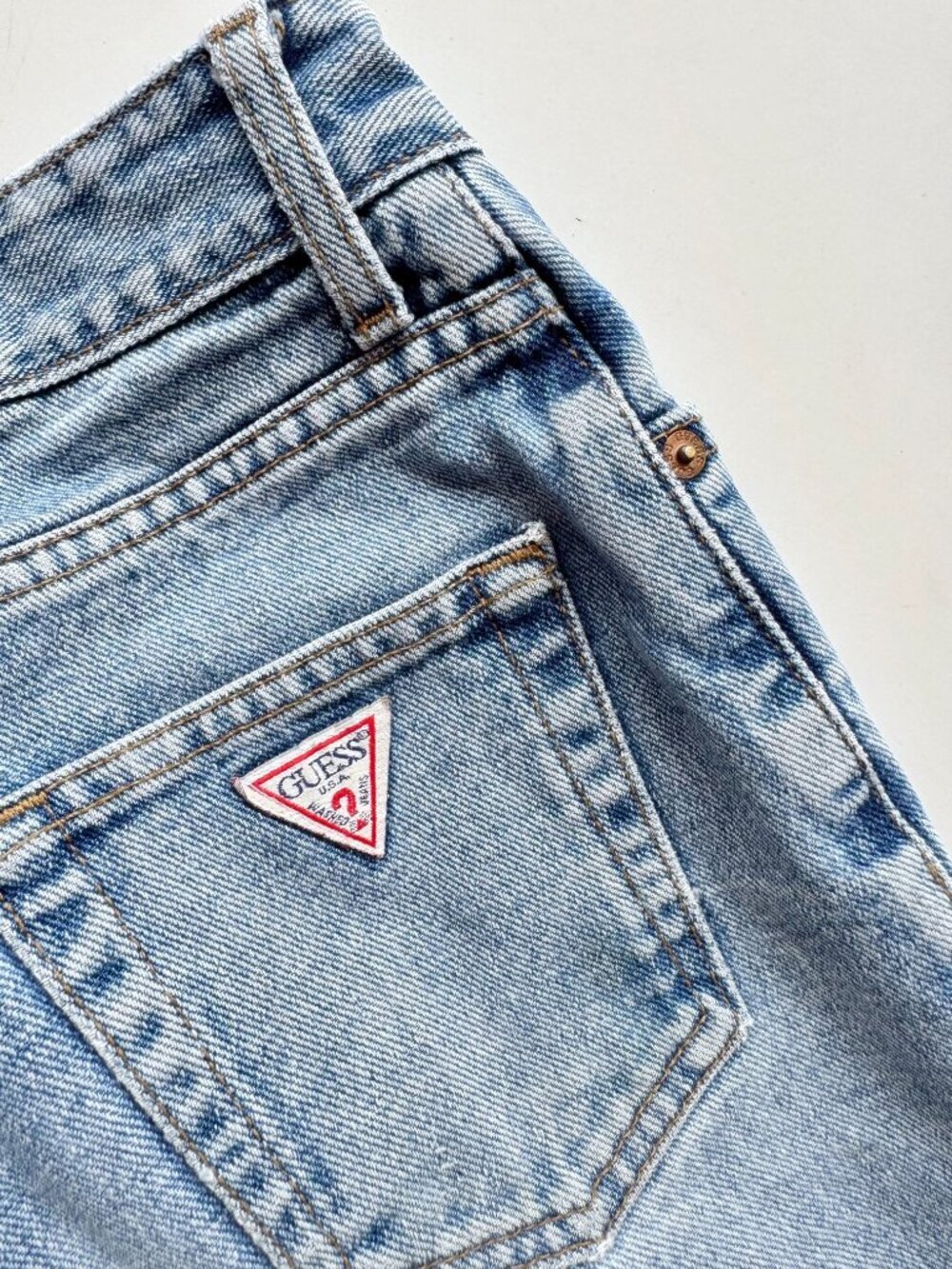 Vintage GUESS Light Rinse Mid Rise Tapered Slim Straight Leg Mom Jeans, Size 26 - Picture 7 of 13